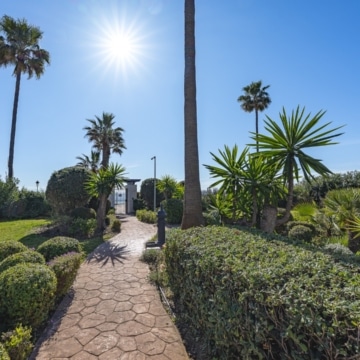 Ground-floor apartment with stunning open views in Bahía del Velerín, Estepona Picture 54
