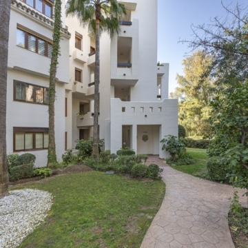 Ground-floor apartment with stunning open views in Bahía del Velerín, Estepona Picture 21