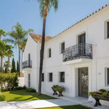 Majestic villa with elegant interiors and inviting outdoor spaces in La Cerquilla, Nueva Andalucia Picture 6