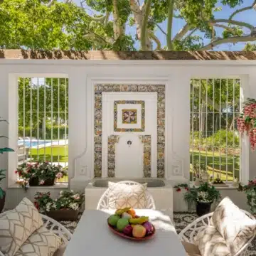 Majestic villa with elegant interiors and inviting outdoor spaces in La Cerquilla, Nueva Andalucia Picture 0