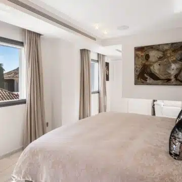 Majestic villa with elegant interiors and inviting outdoor spaces in La Cerquilla, Nueva Andalucia Picture 31