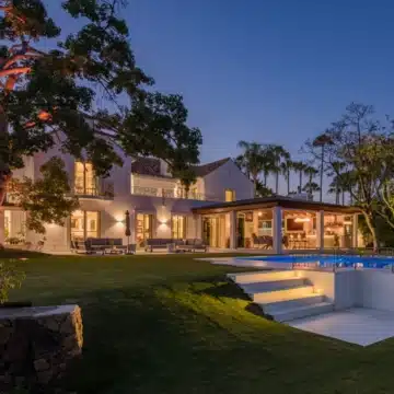 Majestic villa with elegant interiors and inviting outdoor spaces in La Cerquilla, Nueva Andalucia Picture 3