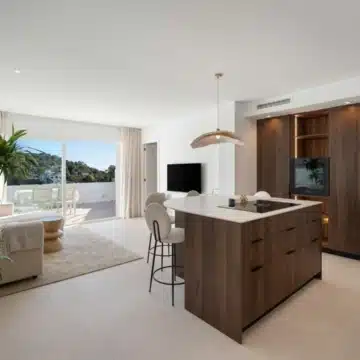 Duplex penthouse with rooftop terrace and panoramic sea views in La Quinta, Benahavis Picture 0