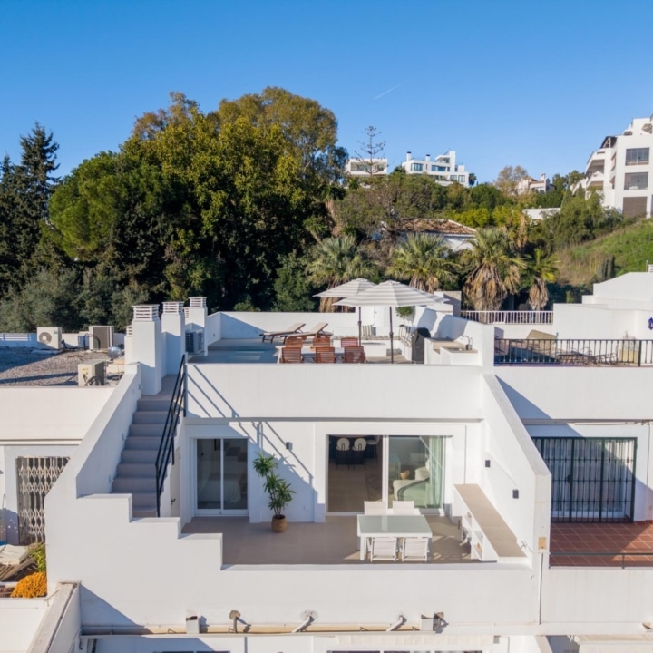 Duplex penthouse with rooftop terrace and panoramic sea views in La Quinta, Benahavis Picture