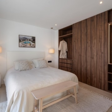 Duplex penthouse with rooftop terrace and panoramic sea views in La Quinta, Benahavis Picture 13