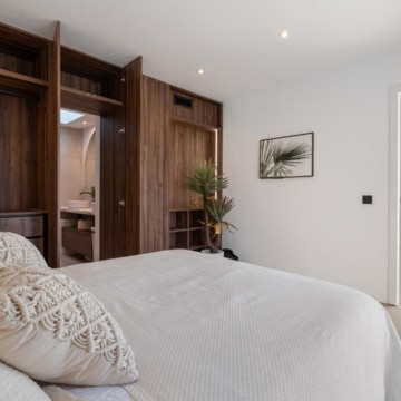 Duplex penthouse with rooftop terrace and panoramic sea views in La Quinta, Benahavis Picture 14