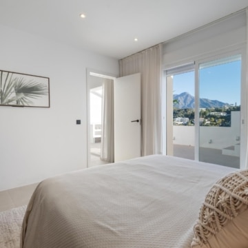 Duplex penthouse with rooftop terrace and panoramic sea views in La Quinta, Benahavis Picture 15