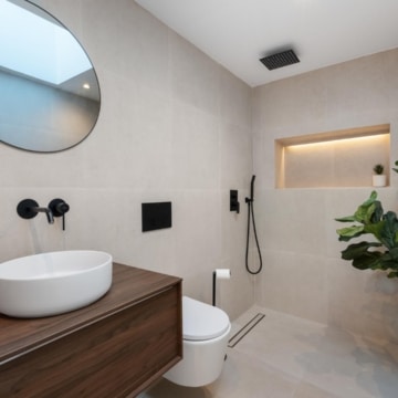 Duplex penthouse with rooftop terrace and panoramic sea views in La Quinta, Benahavis Picture 17