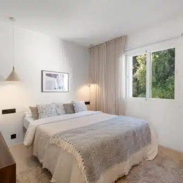 Duplex penthouse with rooftop terrace and panoramic sea views in La Quinta, Benahavis Picture 4