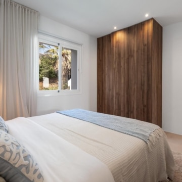 Duplex penthouse with rooftop terrace and panoramic sea views in La Quinta, Benahavis Picture 18