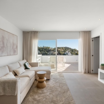 Duplex penthouse with rooftop terrace and panoramic sea views in La Quinta, Benahavis Picture 9