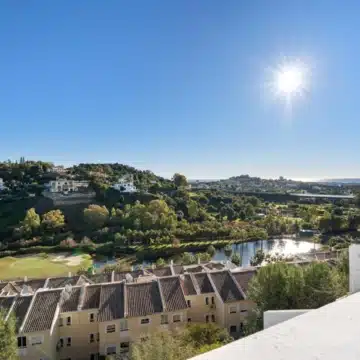 Duplex penthouse with rooftop terrace and panoramic sea views in La Quinta, Benahavis Picture 1