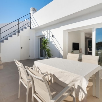 Duplex penthouse with rooftop terrace and panoramic sea views in La Quinta, Benahavis Picture 5