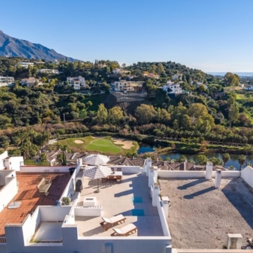 Duplex penthouse with rooftop terrace and panoramic sea views in La Quinta, Benahavis Picture 20