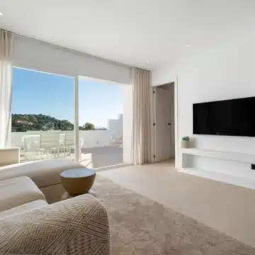 Duplex penthouse with rooftop terrace and panoramic sea views in La Quinta, Benahavis Picture 6