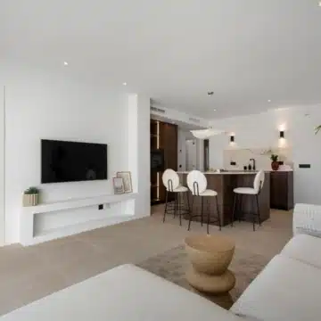 Duplex penthouse with rooftop terrace and panoramic sea views in La Quinta, Benahavis Picture 3