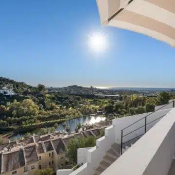 Duplex penthouse with rooftop terrace and panoramic sea views in La Quinta, Benahavis Picture 7