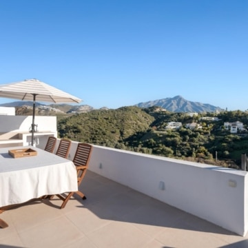 Duplex penthouse with rooftop terrace and panoramic sea views in La Quinta, Benahavis Picture 8