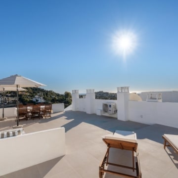 Duplex penthouse with rooftop terrace and panoramic sea views in La Quinta, Benahavis Picture 10