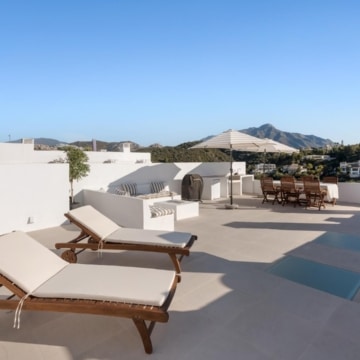 Duplex penthouse with rooftop terrace and panoramic sea views in La Quinta, Benahavis Picture 11