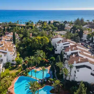 Elegant penthouse in the prestigious Puente Romano, Marbella Golden Mile Picture 0