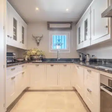 Elegant penthouse in the prestigious Puente Romano, Marbella Golden Mile Picture 6