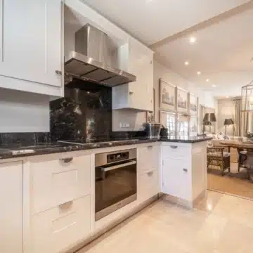 Elegant penthouse in the prestigious Puente Romano, Marbella Golden Mile Picture 3