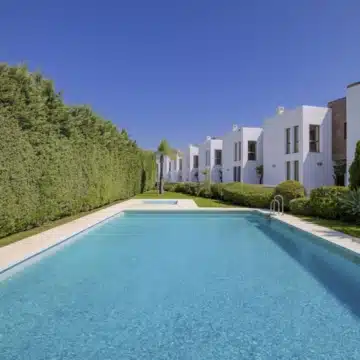 Townhouse with exceptional views within a secure residential setting of El Paraiso Alto, Benahavis Picture 1