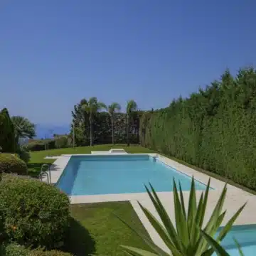 Townhouse with exceptional views within a secure residential setting of El Paraiso Alto, Benahavis Picture 39