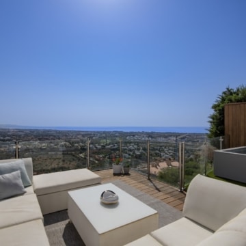 Townhouse with exceptional views within a secure residential setting of El Paraiso Alto, Benahavis Picture 11