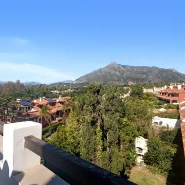 Elegantly refurbished townhouse within the established Arco Iris, Marbella Golden Mile Picture 14