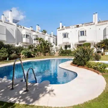 Elegantly refurbished townhouse within the established Arco Iris, Marbella Golden Mile Picture 0