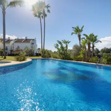 Elegantly refurbished townhouse within the established Arco Iris, Marbella Golden Mile Picture 6