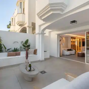 Elegantly refurbished townhouse within the established Arco Iris, Marbella Golden Mile Picture 2