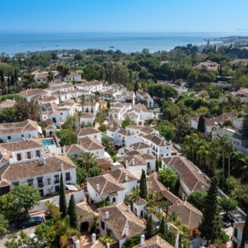 Beautifully renovated Andalusian townhouse in Lomas Pueblo, Marbella Picture 14