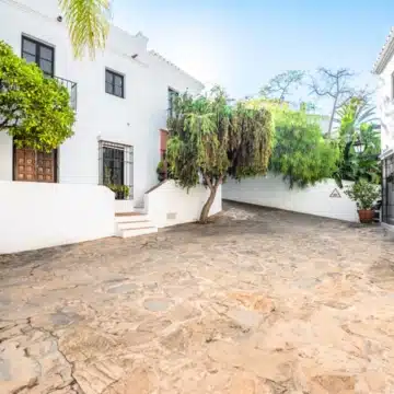 Beautifully renovated Andalusian townhouse in Lomas Pueblo, Marbella Picture 7