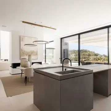 Luxury villa set within the prestigious gated community of El Madroñal, Benahavis Picture 3