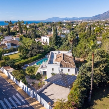 Six bedroom villa with bright interiors and beautiful sunset views in El Rosario, Marbella East Picture 27