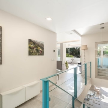 Six bedroom villa with bright interiors and beautiful sunset views in El Rosario, Marbella East Picture 17