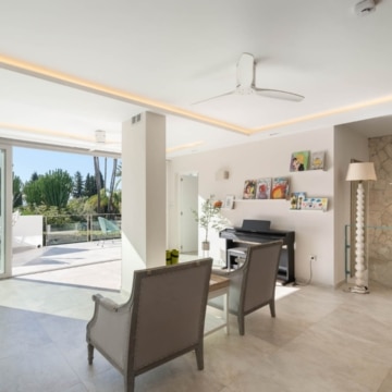 Six bedroom villa with bright interiors and beautiful sunset views in El Rosario, Marbella East Picture 18