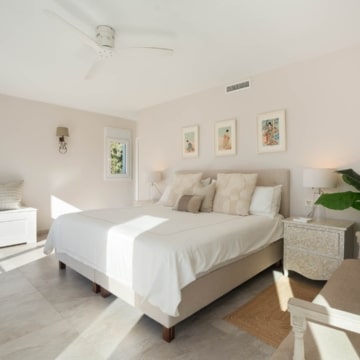 Six bedroom villa with bright interiors and beautiful sunset views in El Rosario, Marbella East Picture 11