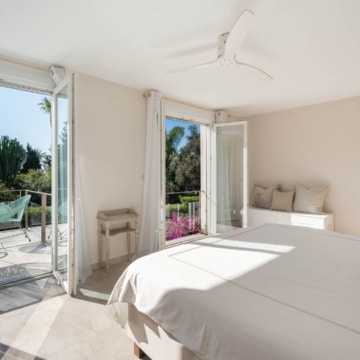 Six bedroom villa with bright interiors and beautiful sunset views in El Rosario, Marbella East Picture 19