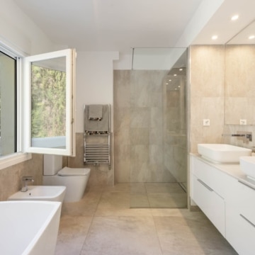 Six bedroom villa with bright interiors and beautiful sunset views in El Rosario, Marbella East Picture 20