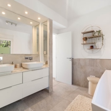 Six bedroom villa with bright interiors and beautiful sunset views in El Rosario, Marbella East Picture 21