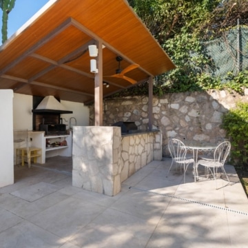 Six bedroom villa with bright interiors and beautiful sunset views in El Rosario, Marbella East Picture 26