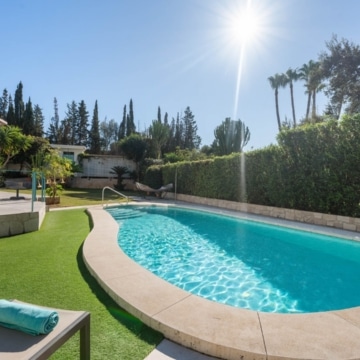 Six bedroom villa with bright interiors and beautiful sunset views in El Rosario, Marbella East Picture 6