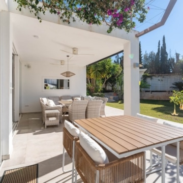 Six bedroom villa with bright interiors and beautiful sunset views in El Rosario, Marbella East Picture 28