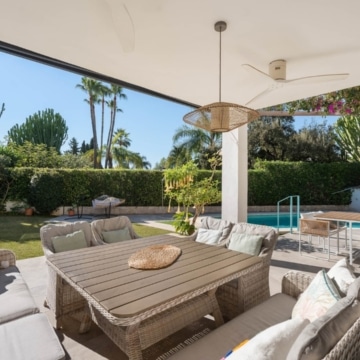 Six bedroom villa with bright interiors and beautiful sunset views in El Rosario, Marbella East Picture 5