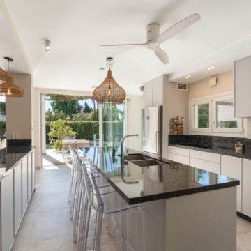 Six bedroom villa with bright interiors and beautiful sunset views in El Rosario, Marbella East Picture 29