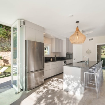 Six bedroom villa with bright interiors and beautiful sunset views in El Rosario, Marbella East Picture 2